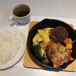 KURO ~ Sai ~ - 十勝若牛ハンバーグ　オニオンソース　960円　Wバーグ　黒彩ハンバーグ　400円　サルサソース 180円