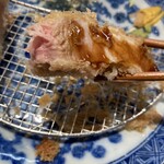 Tonkatsu Hinata - 一方　噛んだ所の肉断面はかなりのピンク色で火入れに真剣な眼差しになる訳だ！と思いました(笑)