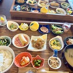 DINING&CAFE HOKKORI - なんとおかずが15種類★