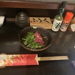 Hakata Baniku Dokoro Furoku - お通し　調味料はバジル、タバスコ、一味唐辛子などもあって、お醤油だけでなく洋風にして食べるのも美味しい。