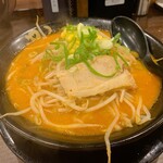 ろくの家 - 味噌漬け肉の博多味噌ラーメン 950円