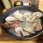 三吉橋フライ屋 - 大暴れするお客さんが気になって最初の写真を撮り忘れたアサリの酒蒸し。デカいです。