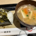 Omusubi Gonbee Rasuka Hiratsuka Ten - ごま高菜おにぎり150円　豚汁200円　朝には嬉しい組み合わせ　お値段も手頃