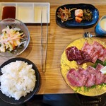 Sumibi Yakiniku Gen - タン塩、赤身、霜降り　ランチセット