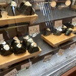 Kawai Zushi Motosu Ten - ショーケースに並ぶおにぎり