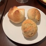 Bistro Mauve Garcon Sakaisuji Honmachi - 温かいパンは一口サイズで食べやすくて、幾つでも食べれそうでした！