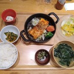 Obon de Gohan Razona Kawasaki Puraza Ten - サーモンの生姜醤油ソース定食