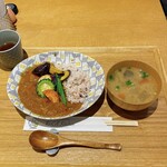 リセルキッチン - 有機野菜のヴィーガンカレー・具だくさんお味噌汁
