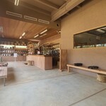 OBSCURA COFFEE ROASTERS Park - 店内は木板の天井、ベージュ色の漆喰壁、艶消し白の漆喰床、淡い色の木製什器、ゆったりとした空間で和む雰囲気、BGMはピアノJAZZ
            お席は壁際にあるベンチに9席のみ