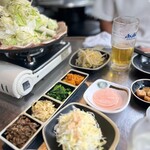 豚キング - 『お通しです〜！』と、たくさんのお惣菜が♡ 
      韓国料理屋さんは、こうでなくっちゃ♪(  ´艸`)