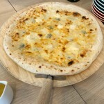 Pizza to Hamu to Tokidoki Wine Bonjourno Shokudo Mitokitaguchiten - ピッツァ・クアトロフォルマッジ