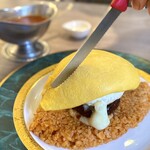 Toroori Tamago no Omurice Santa Okazaki Hane Ten - ・ビーフバーグ＆カマンベールチーズ Wぱっかーんオムライス 3,700円/税込