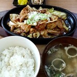 鉄板焼 ホルモン食堂 - 鉄板焼きホルモンの特製みそダレ定食　1000円