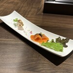 Teppan Nihonbashi KITAZUMI - 前菜2種盛り合わせ-キャビアのせサーモン、鶏胸肉-