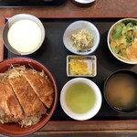 田嶋屋 - タルタル醤油かつ丼定食。今回サラダにしましたが、＋50円でお刺身、＋100円で白身フライに変更する事ができます。