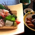 海の幸食処　えちぜん - 当店一番人気の定食です。お造り５種盛りにこっくり甘めの煮魚がついた定食です。