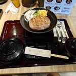 とろけるハンバーグ福よし - 料理写真:●とろけるハンバーグセット Мサイズ　2,057円

を注文してみた

■ハンバーグはS、М、L、LL が選択できる

■ご飯、スープ、固形燃料はお代わり自由