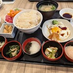 258735964 - マグロ・サーモン・イクラ・酢飯・目玉焼き・お味噌汁&小鉢の皆さん…