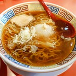 義けんラーメン - 朝ラーメン
      昆布＋かつお節が中心の和風出汁！
      鶏油と、かえしを丼で出汁と合わせ、
      朝ラー専用スープが完成！
      立ち食い蕎麦をオマージュした、朝に優しい味。
      胡椒がとての良く合うので、是非後半に！