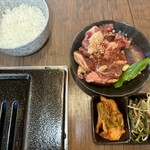 十勝ホルモンKEMURI - ジンギスカン定食1100円これにスープ・サラダが付きます