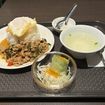 cafe-orchid Ikebukuro Nishiguchi Ten - ガパオとセットのスープ、ミニサラダ、デザートのライチ('24/08/17)