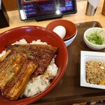 すき家 - 特 うな丼 1,550円(税込)。
納豆 90円(税込)。
生玉子 90円(税込)。