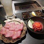 Yakiniku Horumon Kagiya Shinimamiya Ten - 上タン、炙りユッケ、濃いとろサワー