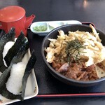 きさらぎ - 料理写真:かしわごぼ天ぶっかけ(冷) ¥880  おにぎり¥130×2