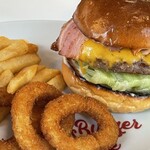 REDS' BURGER DINER - ベーコンチーズバーガー、付け合わせポテトとオニオンリング+¥300