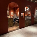 AHILYA INDIAN RESTAURANT Minatoku Azabudai Ten - モダンで開放的なファサードとインテリアデザイン