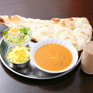 The lunch curry set has a wide variety of options, and you can have as much naan and rice as you like.