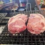 Gatsuya Shimazaki - ルスツ産豚肉を炭火でじっくり焼きます^ ^