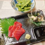 アメ村社員食堂 - アメ社のせんべろ：ドリンクと新鮮マグロ＋枝豆＋お任せ１品の超お得セット