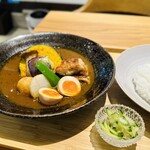 UOYUKI SOUP CURRY & - やや全景、キュウリのサラダあり〼