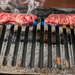 Wagyu Yakiniku Senmon Ten Niku Yururi. - 厚切りタン塩を焼いているところ