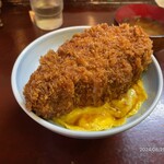 とんかつ 零 - 【焼きカツ丼・上】（2100円税込）を近くで撮影。インパクト大。