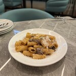 Trattoria Serena - 牛すじの赤ワイン煮込みソースリガトーニ