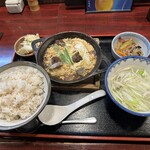 つゆ下 梅の花 - 【2024.8.28(水)】牛たん卵とじ定食（押し麦ごはんのおかわり無料）750円