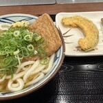 Marugame Seimen Koriyama Ten - きつねうどん（冷や）、カボチャ天ぷら、稲荷寿し