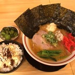 Ramen Kaisugi Hiroshima Hatchobori Ten - 「ラーメン　無限ライスSET」（1,030圓）
                        「海苔4枚」（120圓）
                        ラーメンにはニンニクと紅生姜を、ライスには「御飯のとものニンニク」とマヨネーズをトッピング。