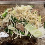 Seki Tei - 石亭焼きは分厚い牛肉とキャベツやタマネギ、もやしなどを鉄板焼きで豪快に頂く