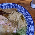 喜元門 - 通常のラーメンより細い麺の様子