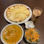 インドネパールレストラン サラダ - 料理写真:チーズナンセット　1,080円