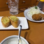 夕焼け麦酒園 - ガーリックトースト、メンチカツ