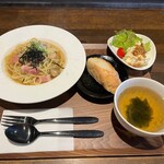 Assemble - 本日のランチ　この後、プラス100円でピンクグレープフルーツジュースをオーダーしました