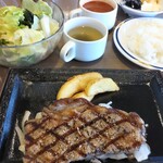 Steak Gusto Ochiai Minami Nagasaki Ten - USビーフのサーロインステーキ200ｇと、食べ放題のサラダやご飯など