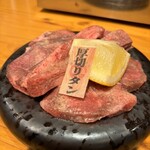 焼肉大衆酒場 真 肉焼屋 - 