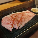 Taishu Yakiniku V Hon Ten - 焼台いっぱいの大きさです、ジュージューと