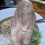 喜元門 - 低温チャーシューは、大きくて食べ応えがあります