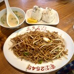 三久 - 焼きそば。ラーメンスープが付いてきます。